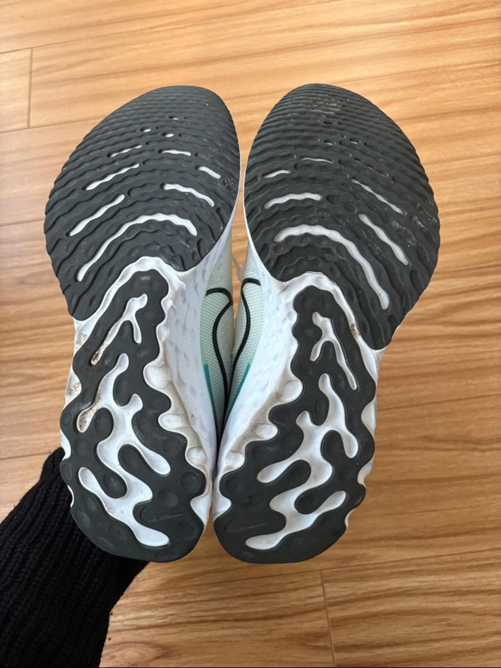 Nike White Running Shoes (Nike Flyknit Infinity React) - Picture 4 of 4